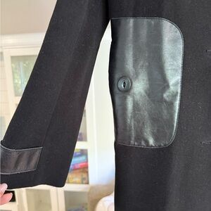 Mackage Black Leather-Trimmed wo
Women’s Jacket. Medium